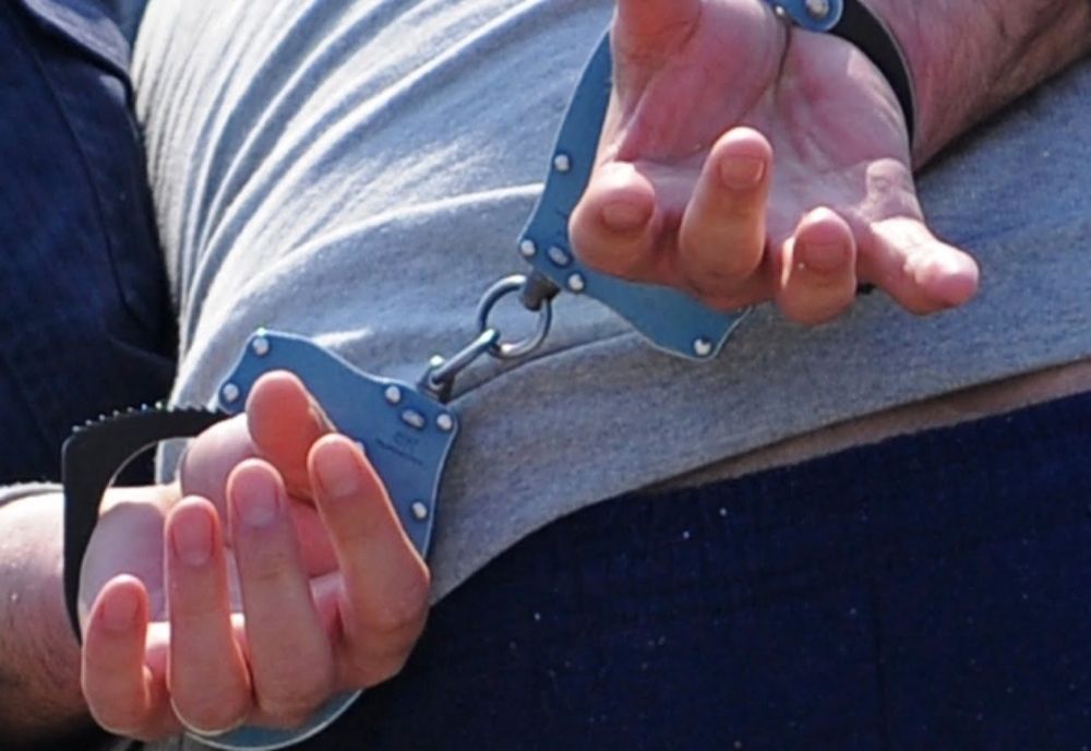 Bătrână de 90 de ani, tâlhărită în propriul apartament! Făptașul a fost prins și riscă  să anungă după gratii