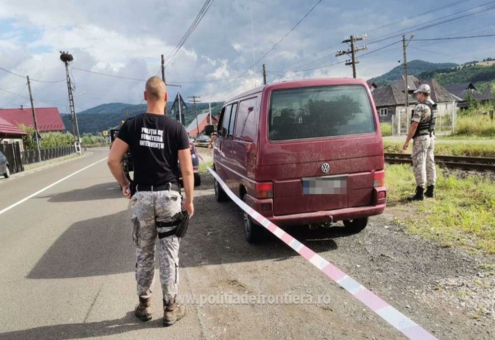 FOTO | Maramureşean arestat după ce oamenii legii au găsit asupra sa două grenade, cartuşe şi ţigări de contrabandă