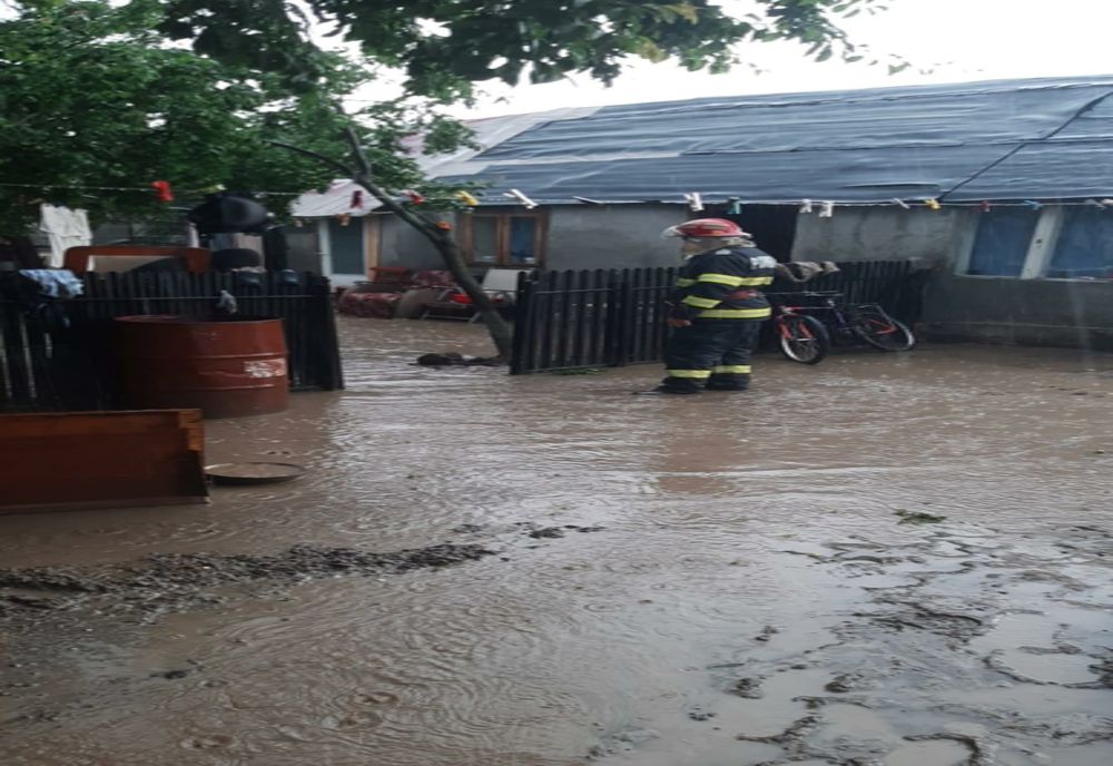 17 județe afectate de inundaţii şi alunecări de teren primesc bani de la Guvern