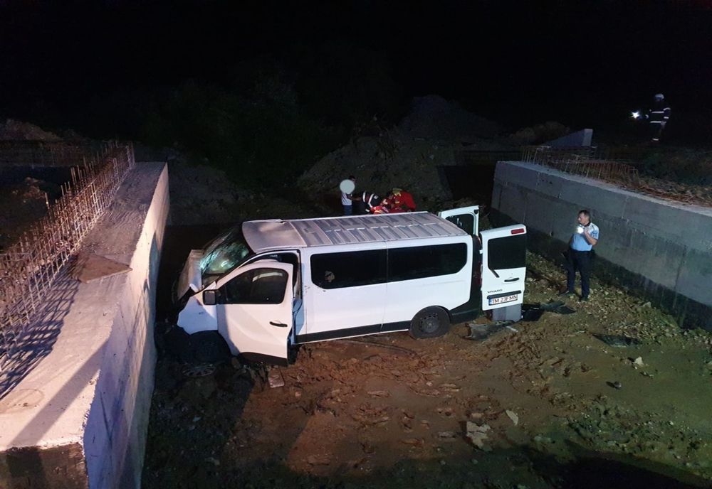 FOTO | Grav accident în judeţul Maramureş! O autoutilitară cu 5 bărbaţi a căzut de pe un pod aflat în construcţie
