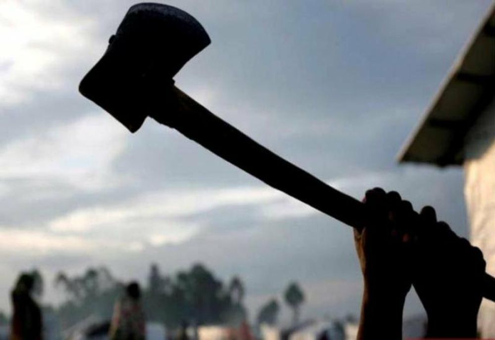 Tânăr de 19 ani cercetat după ce a spart cu un topor geamurile şi uşa locuinţei în care locuieşte mama lui