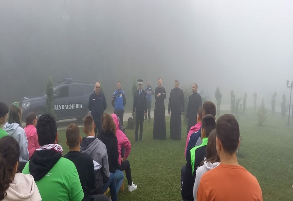 Vacanță în siguranță! Jandarmii maramureșeni alături de 40 de copii aflați în tabăra de vară la Mănăstrirea Dealu Mare