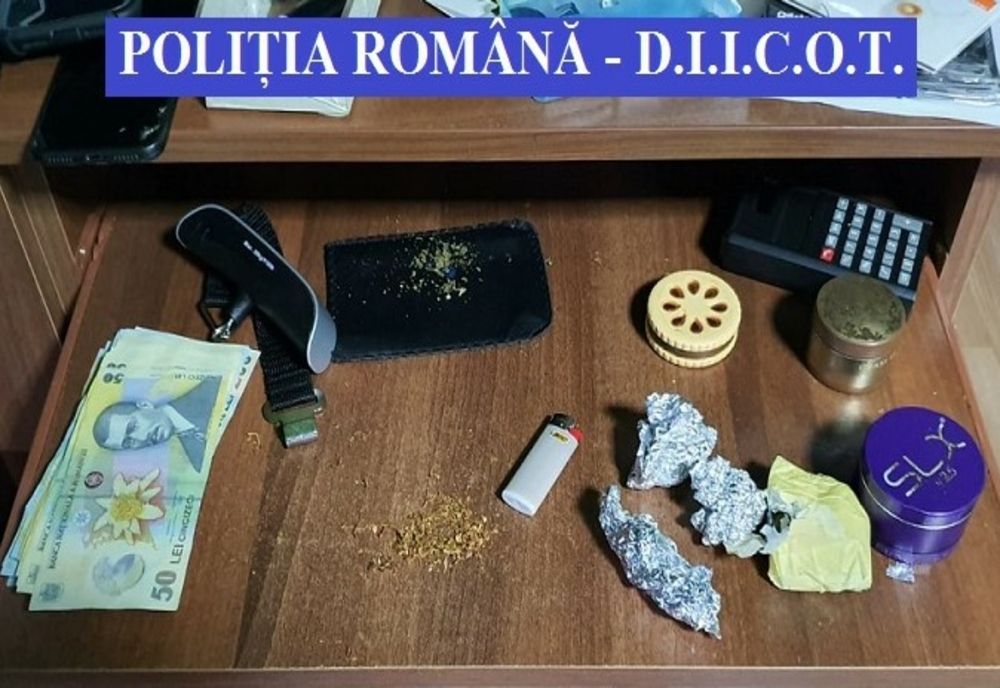 FOTO | Droguri și diferite sume în lei și valută confiscate la Sighetu Marmației în urma a șapte percheziții