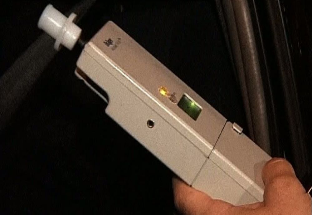 Beat, dar cu chef de plimbare! În miez de noapte, un băimărean a urcat la volan și a lovit un autoturism parcat