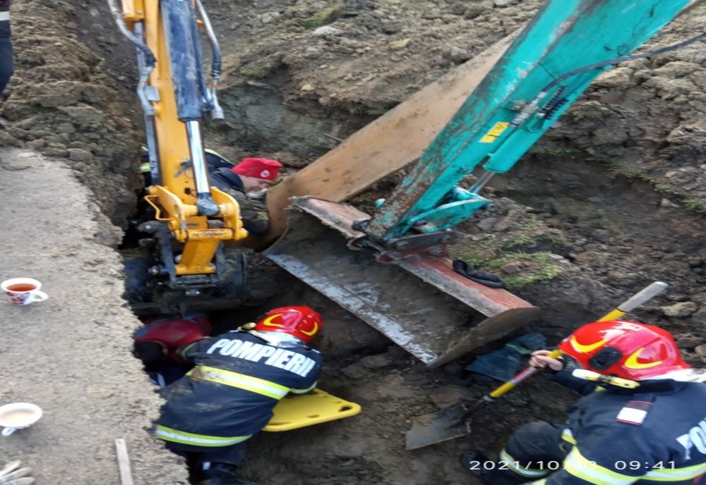 Muncitor prins sub un mal de pământ în timp ce lucra la o canalizare, într-o localitate din Maramureș (FOTO)