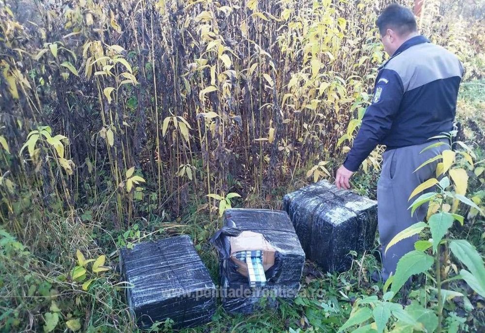 Baxuri cu țigări de contrabandă, de aproximativ 30.000 lei, găsite pe malul Tisei