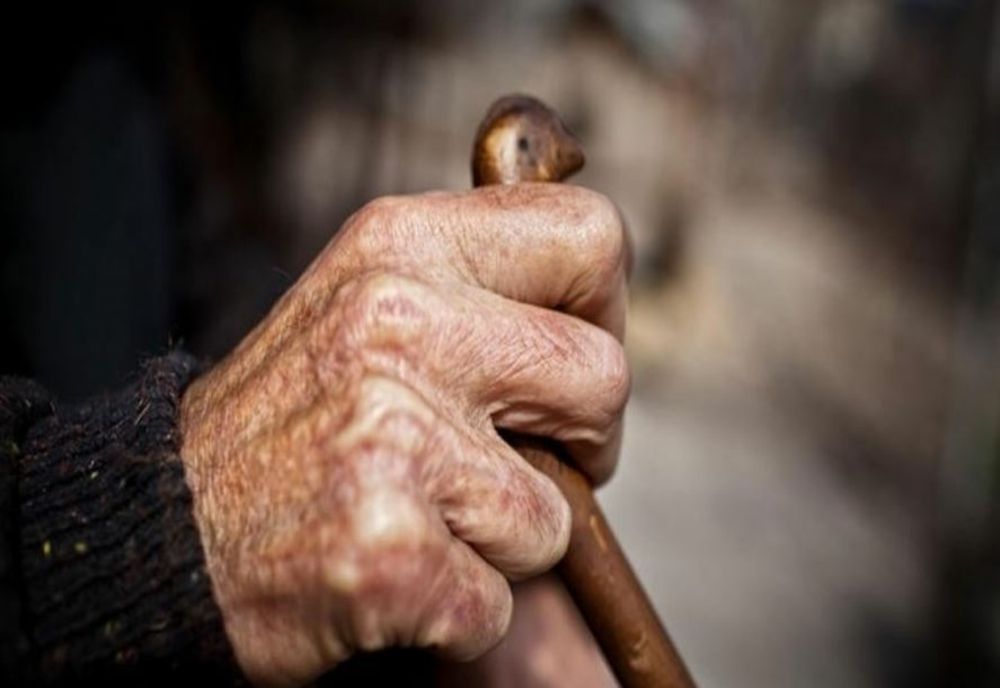 Bunică bătută de propriul nepot! Acesta i-a furat telefonul