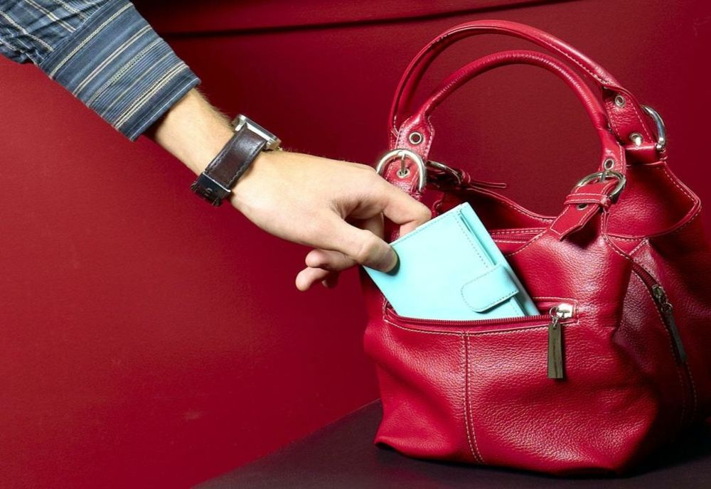 Femeie din Lăpuș, "ușurată" de circa 11.000 de lei! Banii i-au fost furați din propria casă