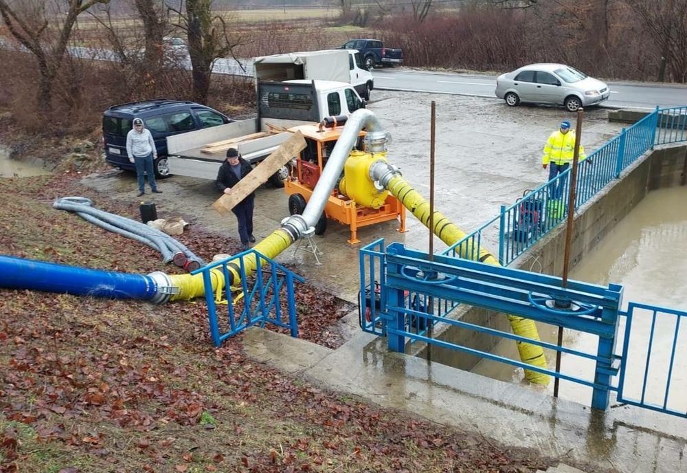 Intervenţie în localitatea Teceu Mic pentru evitarea inundaţiilor
