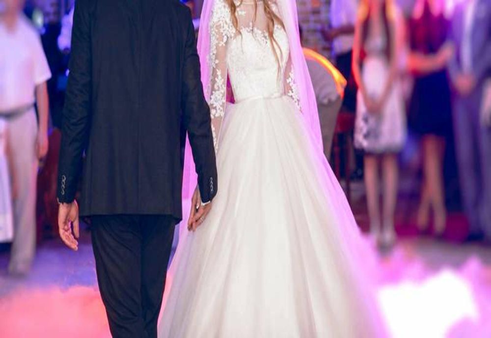 Nuntă cu 400 de oameni în Onceşti! Administratorul localului, mirele şi nuntaşii au fost amendaţi