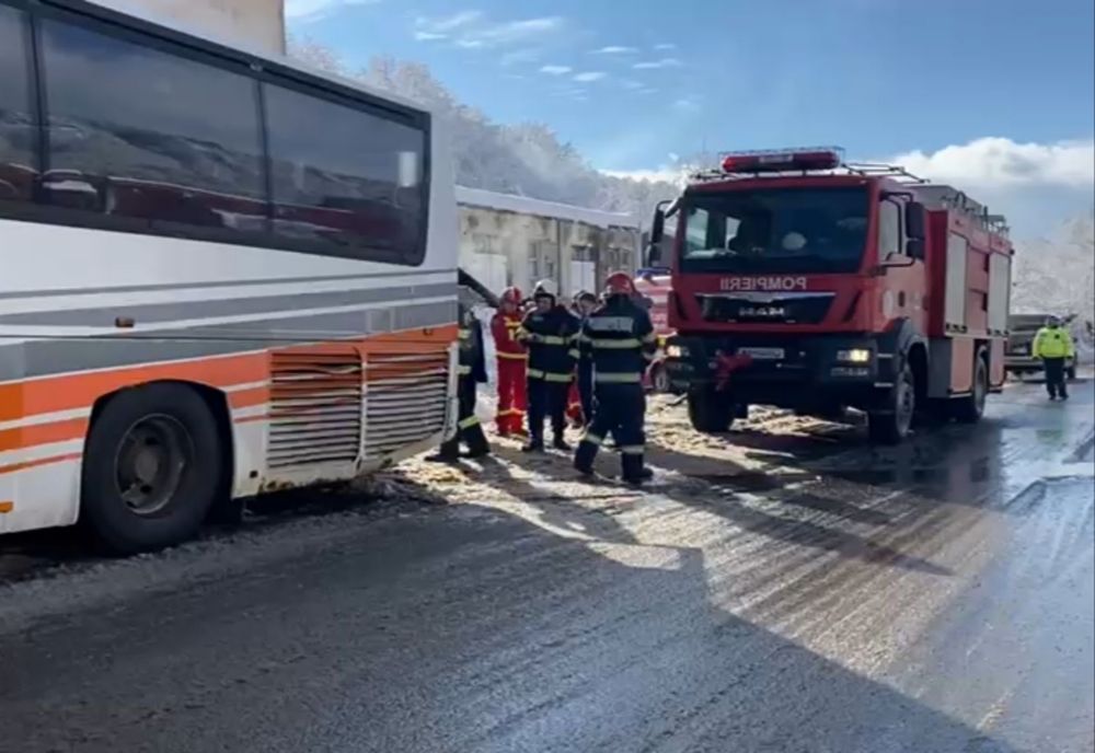 FOTO: Incendiu în Cavnic, la un autocar în care se aflau 25 de copii și 13 adulți
