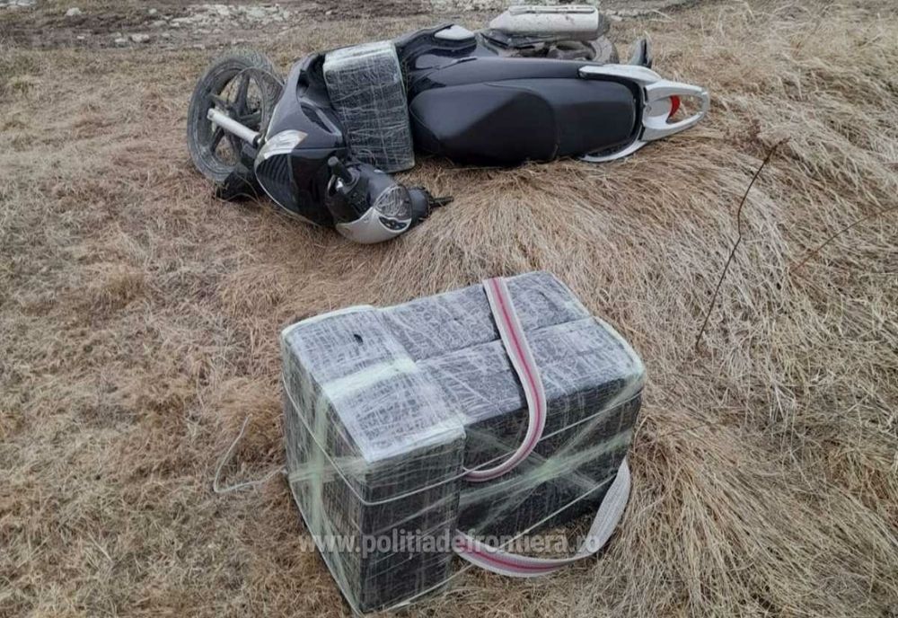 Ţigarete de contrabandă transportate cu mopedul sau ascunse în plafonul unui autoturism (FOTO)