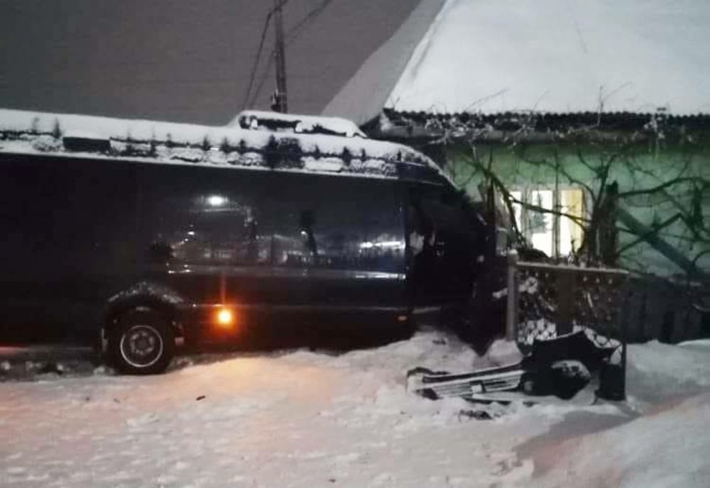 Accident rutier cu trei victime în Târgu Lăpuș! Un microbuz şi o maşină au intrat în gardurile a două case (FOTO)