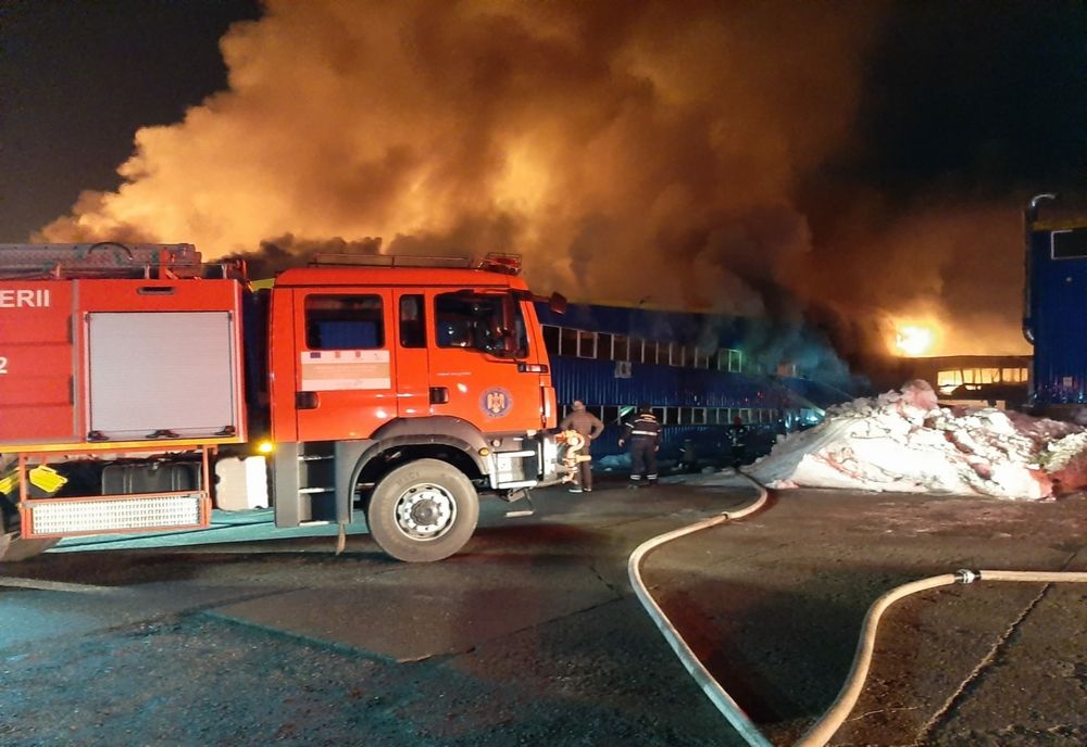 Incendiu la o fabrică de mobilă din Borcut! Au ars peste 12.000 de metri pătraţi (FOTO)