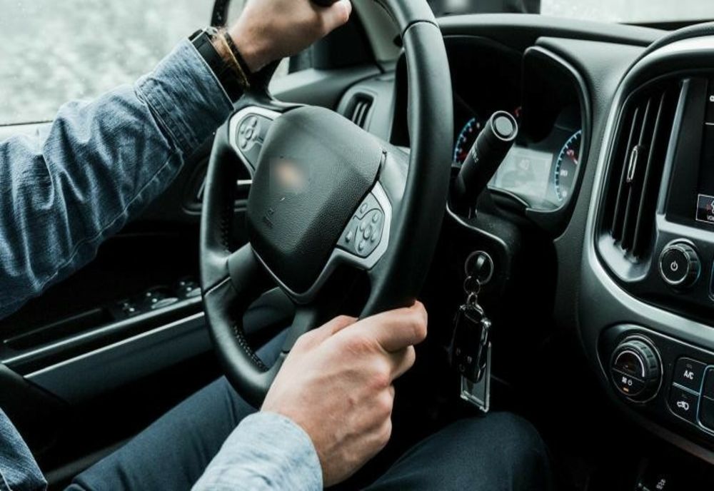 IPJ Maramureş desfăşoară lecţii de conducere defensivă pentru şoferii începători