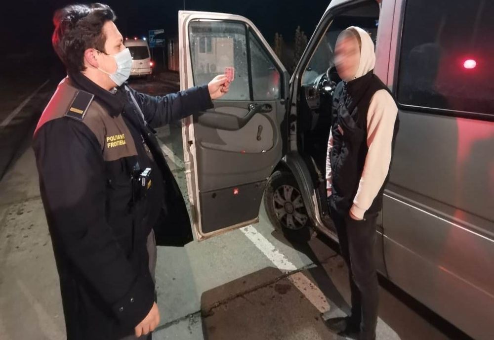 Permise de conducere false descoperite la controlul de frontieră