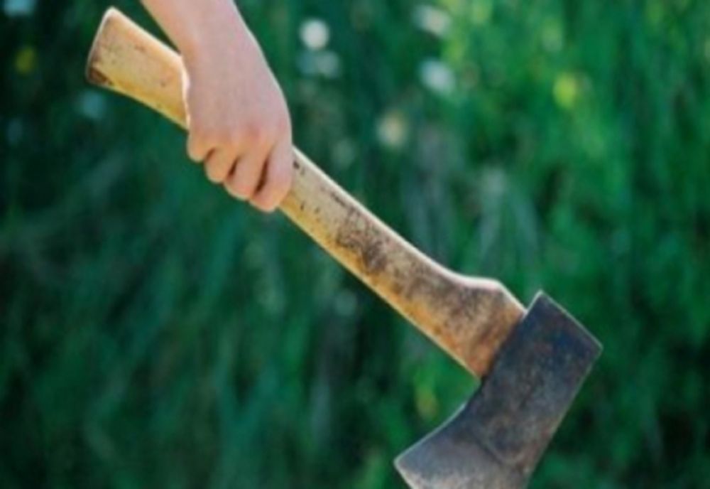 Scandal pe o stradă din Baia Mare! Un bărbat a disturs mai multe maşini cu un topor