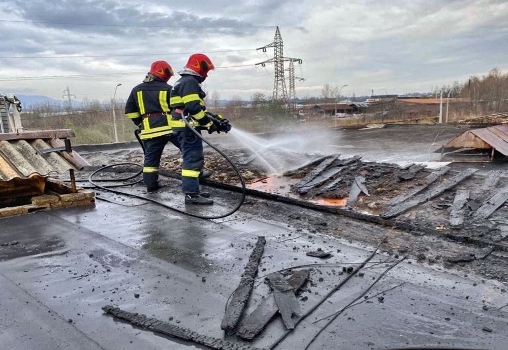 Incendiu la un element de legătură între acoperișurile a două hale din Baia Mare