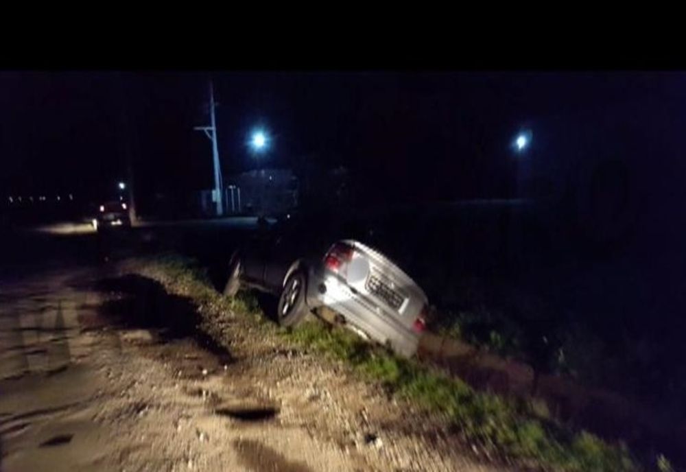 Accident în Breb! Un şofer beat a intrat cu maşina într-un podeţ
