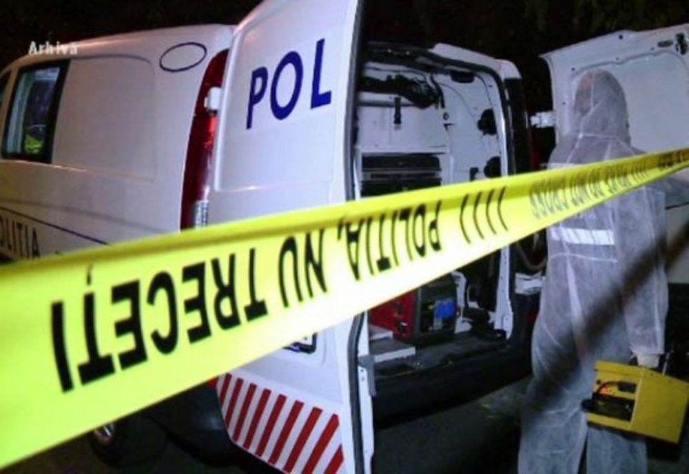 Tânăr de 20 de ani găsit mort în curtea casei sale din Poienile de Sub Munte! Poliţiştii încearcă să afle cum a murit