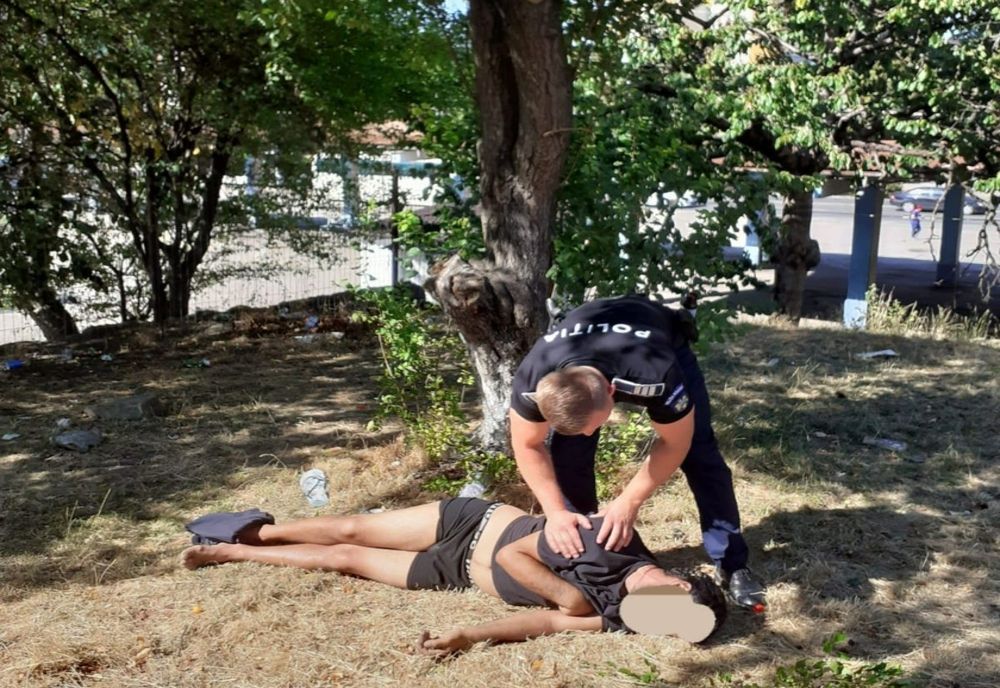 Scene şocante în autogara din Baia Mare! Doi poliţişti au salvat un bărbat din Prahova care s-a spânzurat de un copac (FOTO)