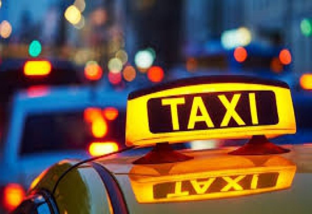 Taximetrist din Baia Mare bătut şi lăsat fără bani de către doi tineri