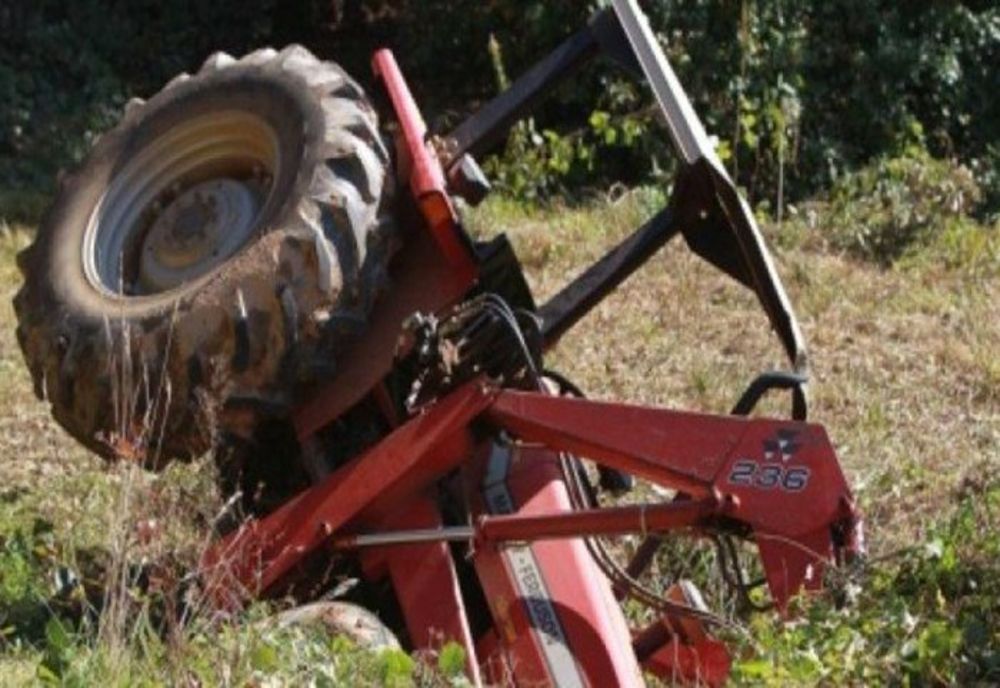 Tractor răsturnat în Remetea Chioarului! Un bărbat a fost rănit