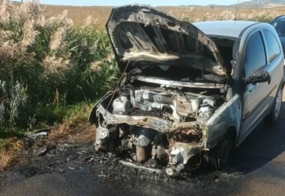 Maşină cuprinsă de flăcări în Vişeu de Sus