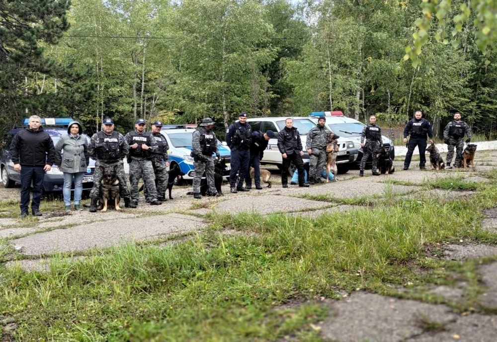 Patrupezii polițiști s-au antrenat alături de "colegii" lor jandarmi, în cadrul unor exerciții de dresaj (FOTO)