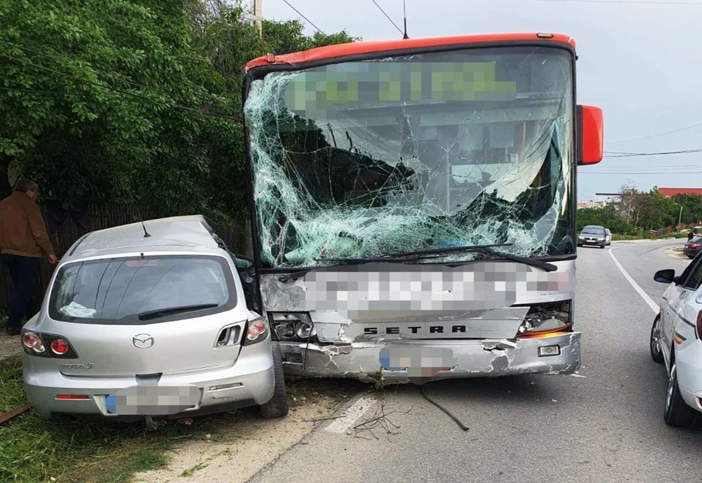 Accident în Baia Mare între un autobuz şi o maşină! O femeie a fost rănită