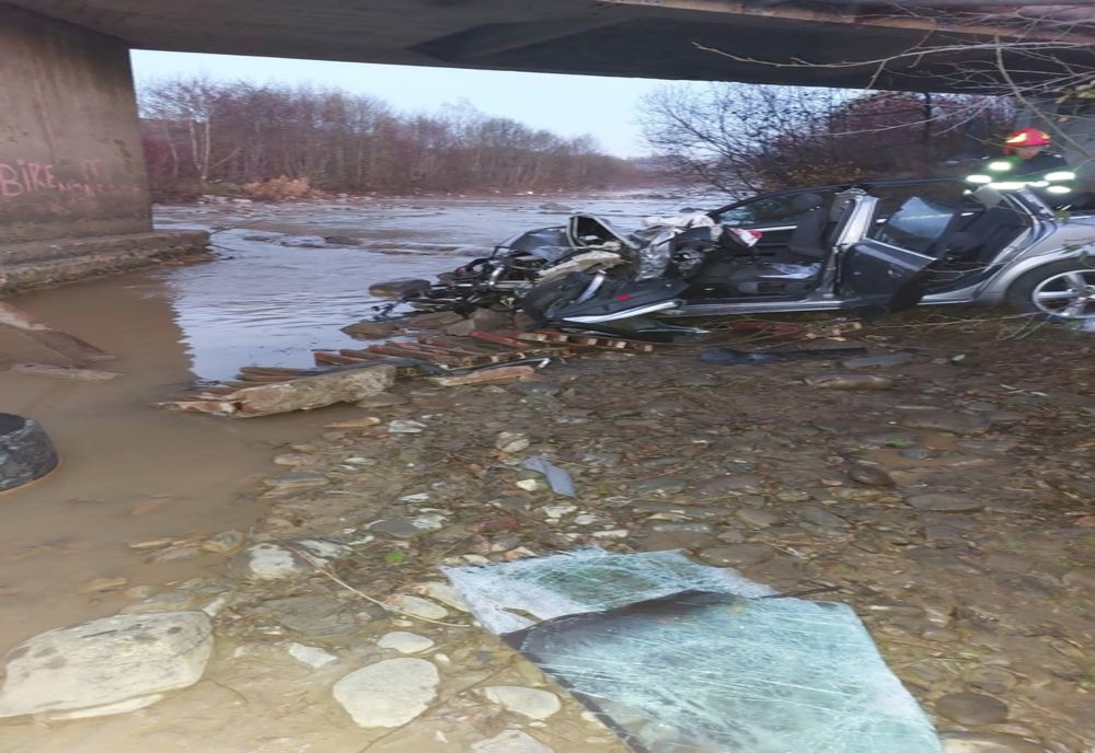 Grav accident în județul Maramureș! Au căzut cu mașina de pe un pod (FOTO)
