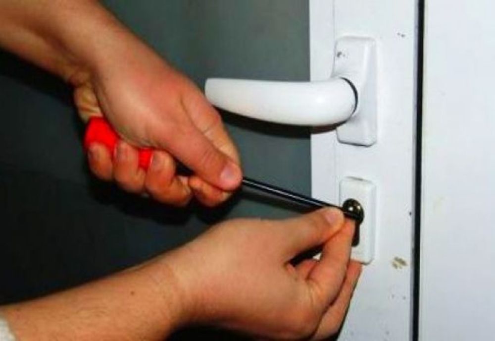 Ulmeni: I-au spart casa şi i-au furat banii şi ţigările