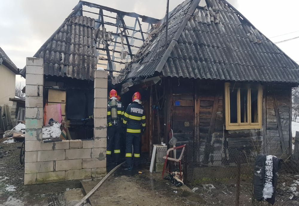 Casă afectată de incendiu, în Vadu Izei! Un bărbat a suferit arsuri și a fost dus la spital