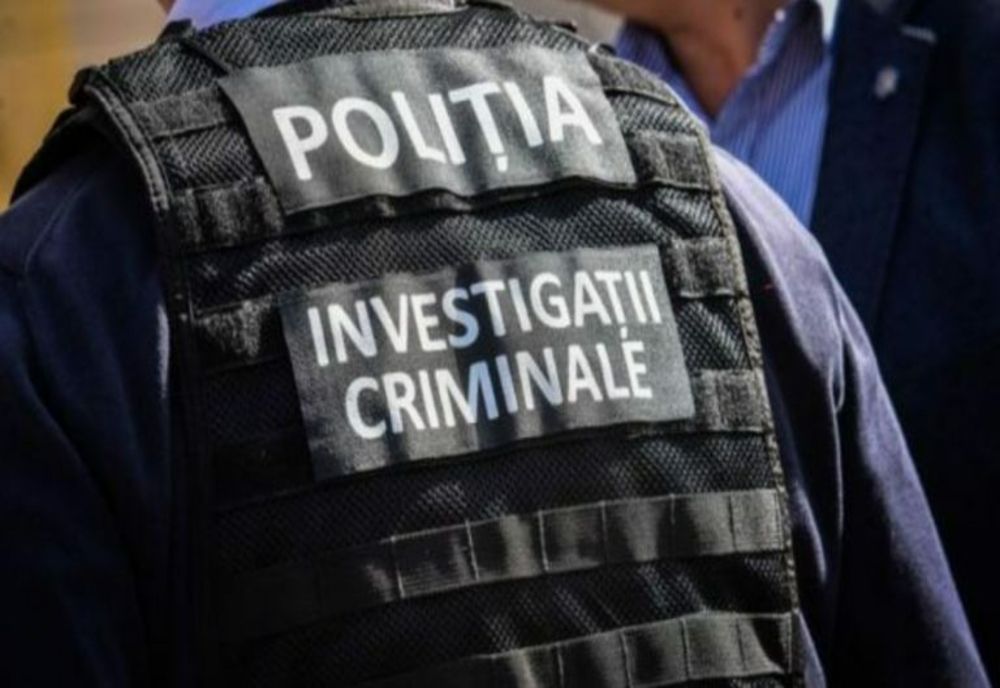 Bărbat găsit mort în propria locuință, în Baia Mare. Avea trei cuțite înfipte în corp