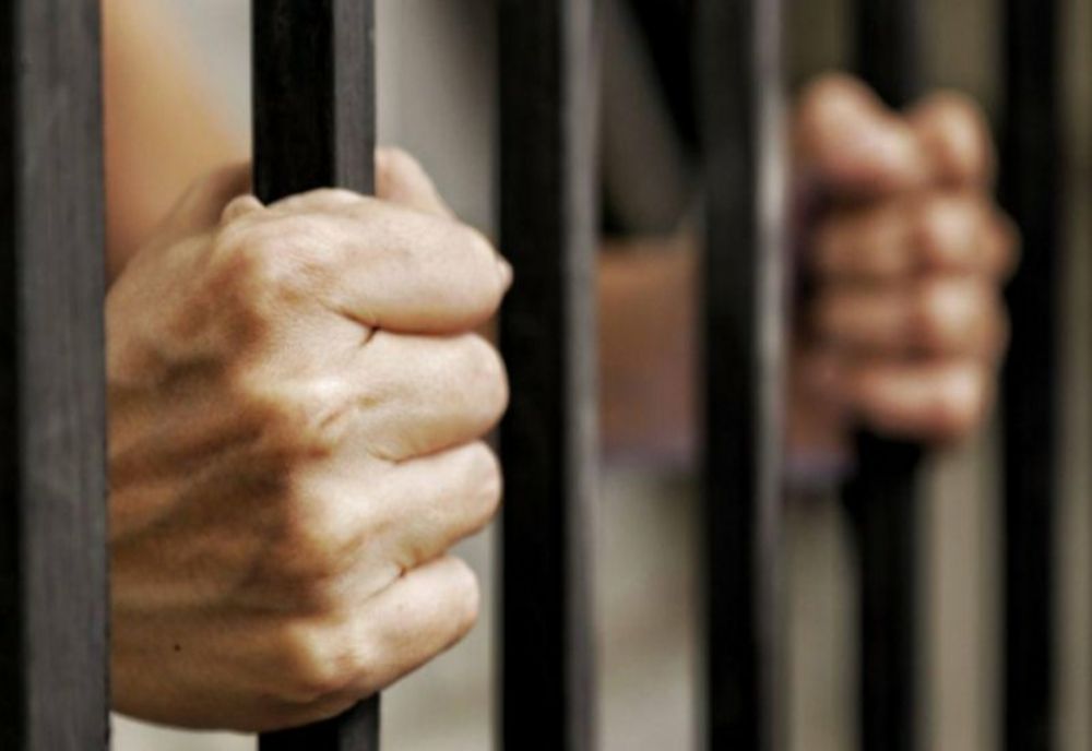 Doi maramureșeni condamnați la închisoare, duși după gratii de polițiști