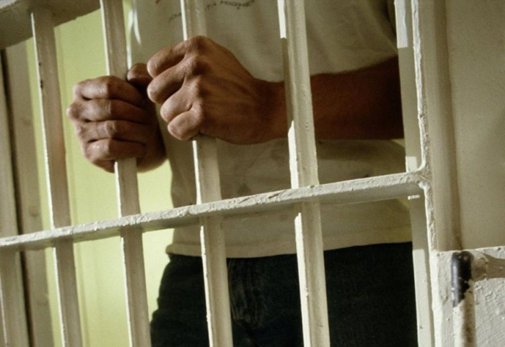 5 bărbaţi din Maramureş condamnaţi la închisoare cu executare pentru trafic de persoane