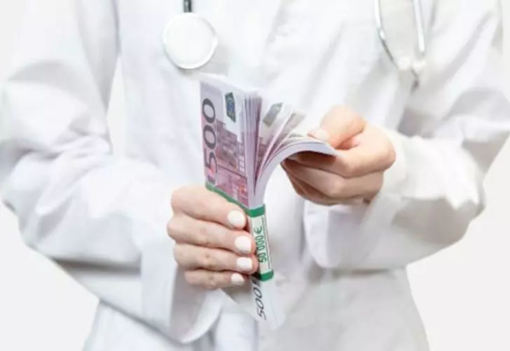 Rețeaua mitei din spitale: cum fac legea paznicii și oamenii de la spălătorie. Cum erau instruiți pacienții să lase bani medicilor