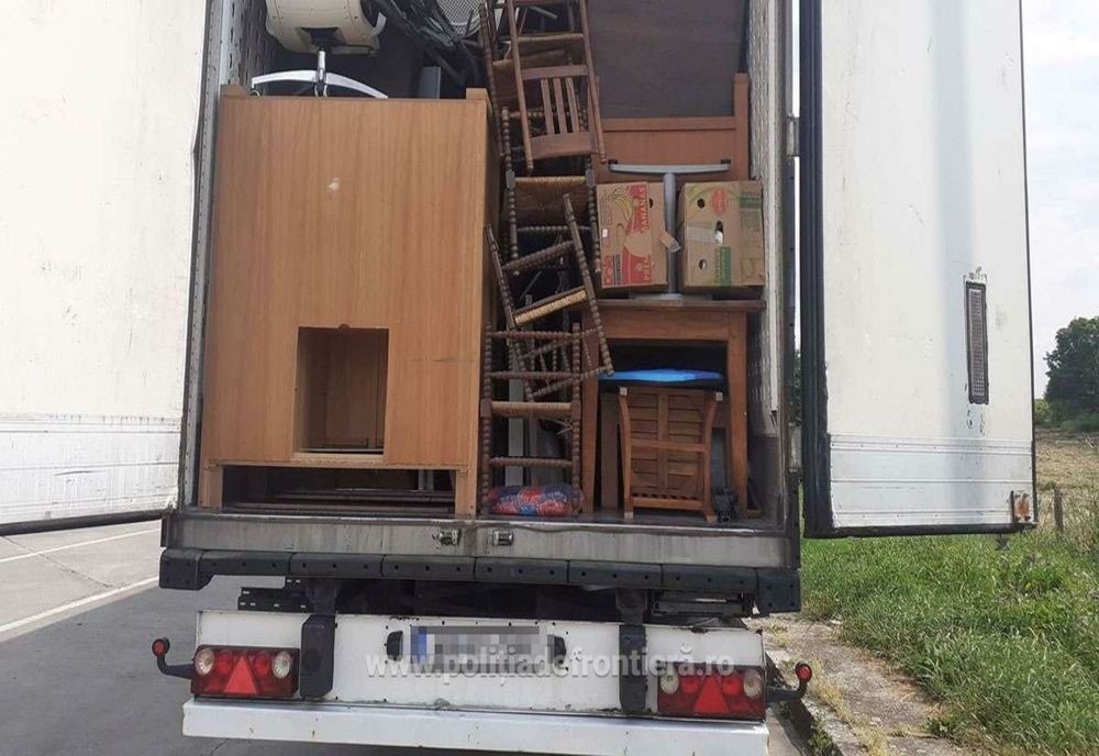 Aproape 10 tone de mobilier și haine uzate care urmau să ajungă în Maramureș, oprite în Vama Petea