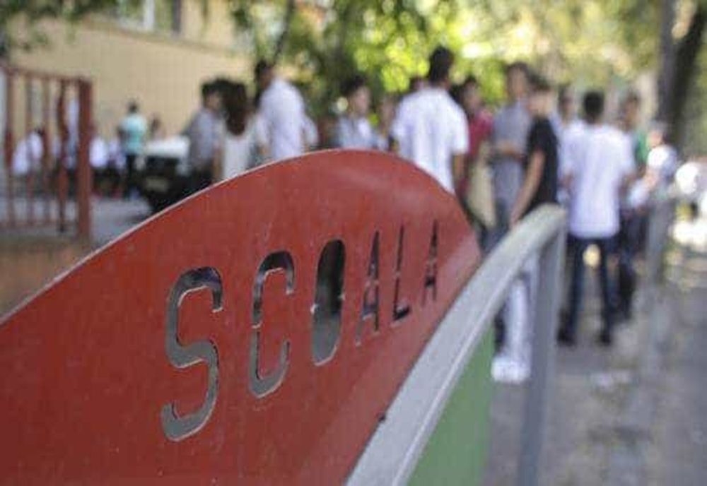 CAZ REVOLTĂTOR ÎNTR-O ȘCOALĂ DIN HUNEDOARA: O PROFESOARĂ I-A SMULS GENELE FALSE UNEI ELEVE CU FORȚA, ÎN TIMPUL OREI DE CURS