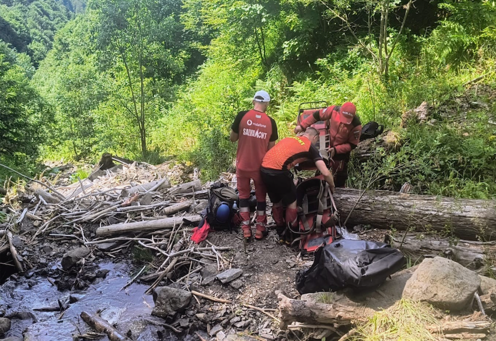 DESCOPERIRE MACABRĂ ÎN MUNȚII MARAMUREȘULUI. CADAVRUL UNUI POSIBIL CETĂȚEAN UCRAINEAN, GĂSIT DE UN CIOBAN ÎNTR-O RÂPĂ