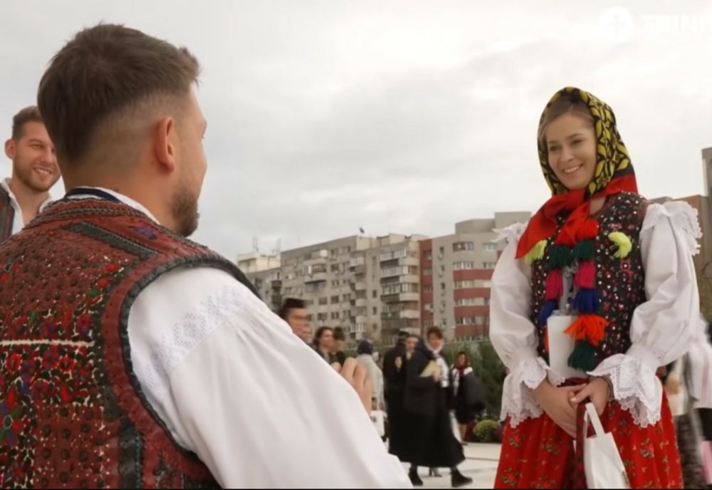 Un tânăr din Maramureș și-a cerut iubita de soție pe treptele Catedralei Mântuirii Neamului