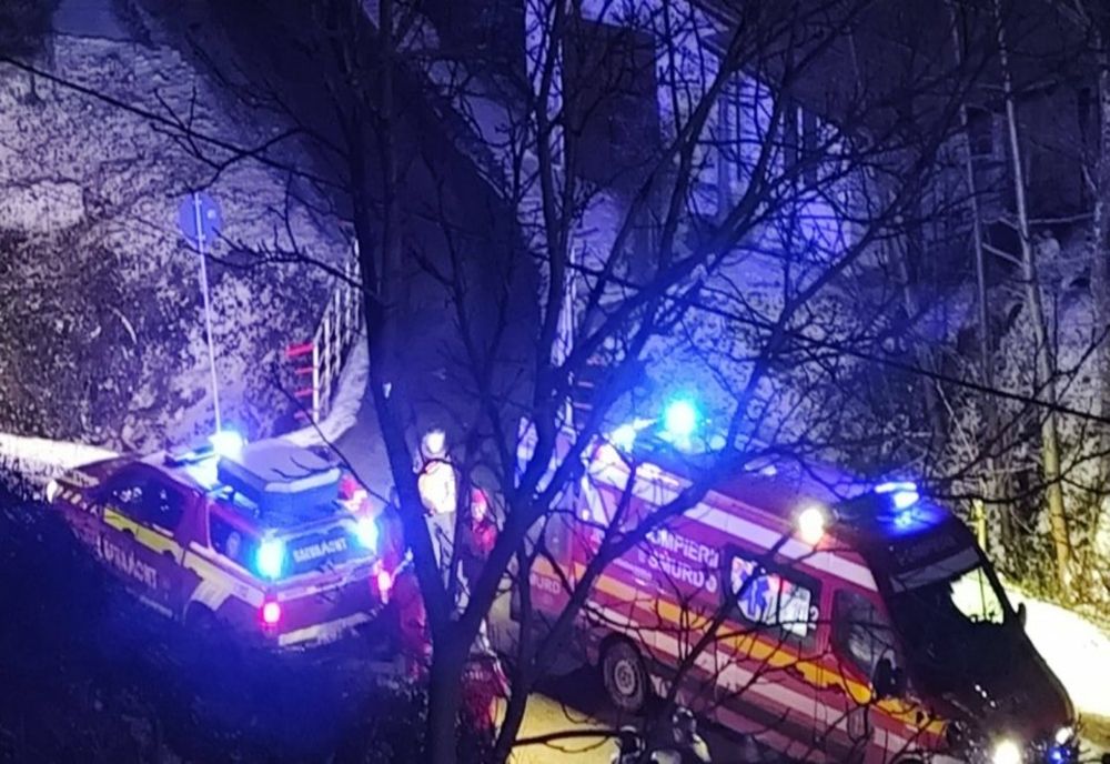 Bărbat cu multiple afecțiuni, transportat dintr-o zonă izolată cu sprijinul salvamontiștilor