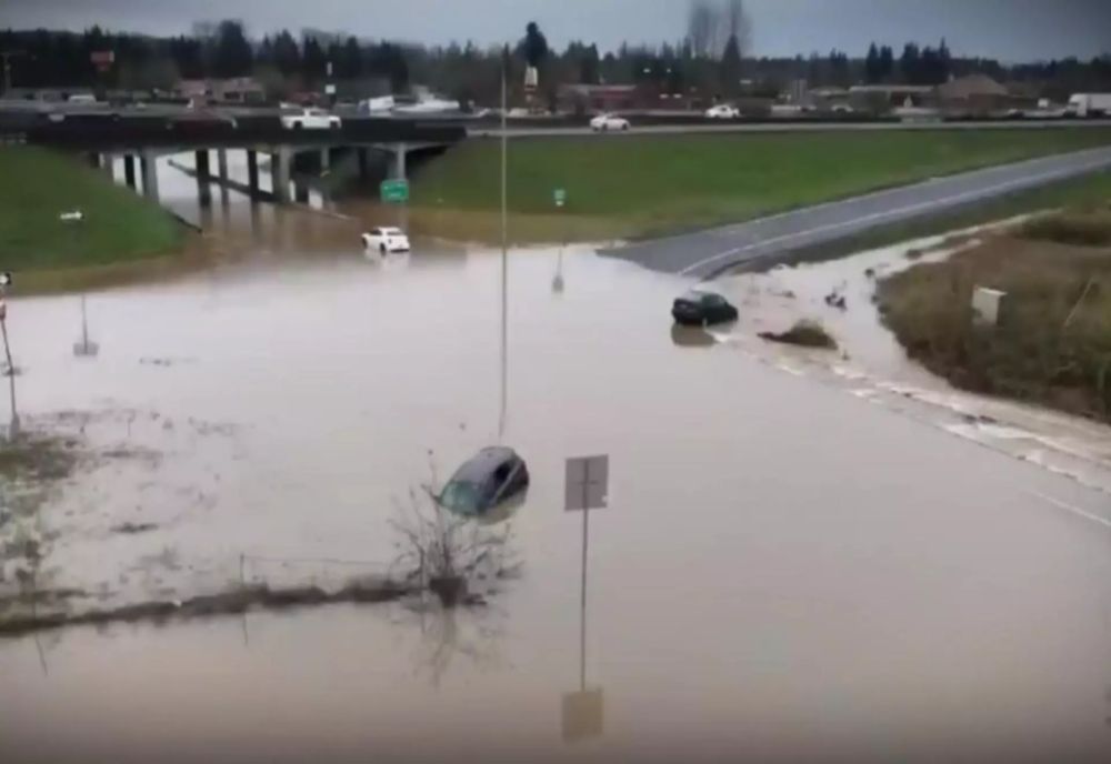 Inundații istorice în SUA și Canada. Oameni salvați de pe acoperiș