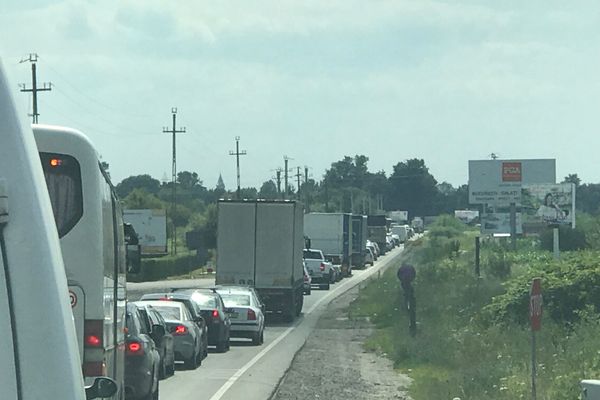 VIDEO | Treabă ca în România, pe podul peste râul Lăpuşel doi muncesc, trei stau