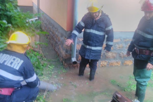 Cod portocaliu. Străzi inundate în oraşul Târgu Lăpuş