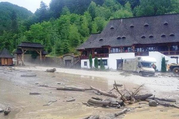 Peste 1 milion de lei alocaţi pentru reabilitarea infrastructurii locale distruse de inundaţii