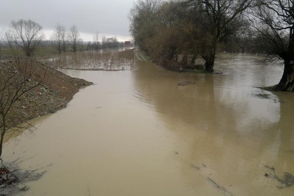 10 curți și anexe gospodărești inundate la Desești