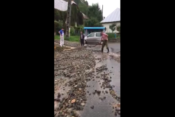 Alunecări de teren şi pietriş pe carosabil în Cavnic după o ploaie torenţială