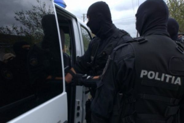 Grupare infracţională, destructurată de poliţiştii Serviciului de Investigaţii Criminale
