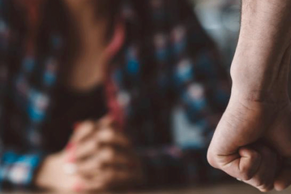 Cercetat de poliţişti pentru violență în familie, tâlhărie și nerespectarea ordinului de protecție provizoriu, arestat preventiv